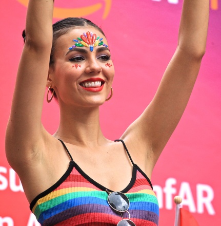 Victoria Justice NYC Pride March, Нью-Йорк, США - 24 июня 2018 г.