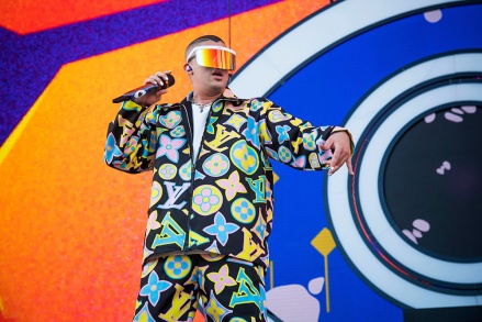 Bad Bunny выступает на фестивале музыки и искусства Coachella в клубе Empire Polo Club в Индио, Калифорния. Фестиваль музыки и искусства Coachella 2019 — выходные 1 — день 3, Индио, США — 14 апреля 2019 г.