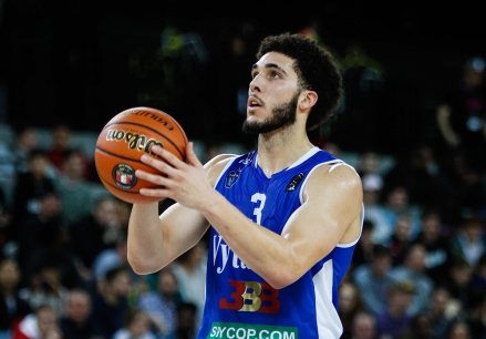 LiAngelo Ball of Prienu Vytautas выполняет штрафной бросок London Lions vv Prienu Vytautas, Big Ballers Brand London Clash, Basketball, Copper Box Arena, Stratford, Лондон, Великобритания - 02 апреля 2018 г.