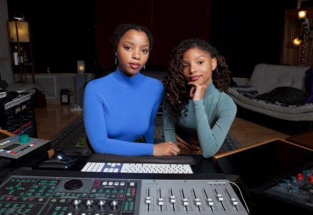 Холли Бейли (слева) и Хлоя Бейли из "Chloe x Halle" позируют для портрета в RMC Studio в Лос-Анджелесе. Люди Chloe x Halle, Лос-Анджелес, США - 22 декабря 2017 г.