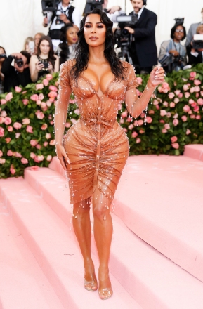 Ким Кардашьян Уэст позирует на красной дорожке для Met Gala 2019, ежегодного благотворительного мероприятия Института костюма Метрополитен-музея, в Нью-Йорке, Нью-Йорк, США, 06 мая 2019 года. Мероприятие совпадает с новой весной 2019 года Института костюма Met. выставка «Кэмп: заметки о моде», которая проходит с 9 мая по 8 сентября 2019 г. Met Gala 2019 в Метрополитен-музее, Нью-Йорк, США — 07 мая 2019 г.