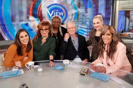 THE VIEW — 24.10.19 Майкл Дуглас сегодня в гостях на канале ABC. "Вид."  "Вид" выходит в эфир с понедельника по пятницу с 11:00 до 12:00 по восточному времени на канале ABC.  VW19 (ABC/Lou Rocco) ЭББИ ХАНТСМЕН, ДЖОЙ БЕХАР, ВУПИ ГОЛДБЕРГ, МАЙКЛ ДУГЛАС, МЕГАН МАККЕЙН, САННИ ХОСТИН