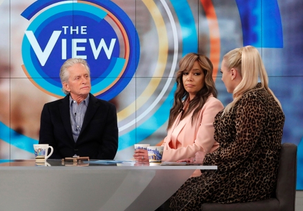 THE VIEW — 24.10.19 Майкл Дуглас сегодня в гостях на канале ABC. "Вид."  "Вид" выходит в эфир с понедельника по пятницу с 11:00 до 12:00 по восточному времени на канале ABC.  VW19 (ABC/Lou Rocco) МАЙКЛ ДУГЛАС, САННИ ХОСТИН, МЕГАН МАККЕЙН