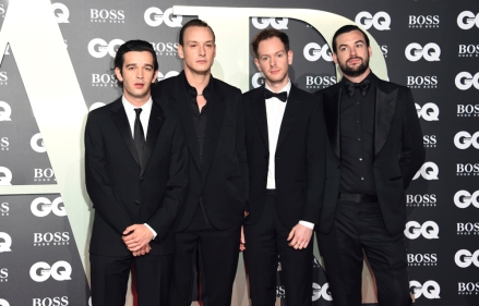 GQ Men of the Year Awards 2019 — Лондон.  Мэтью Хили, Джордж Дэниел, Адам Ханн и Росс Макдональд из группы The 1975 прибывают на церемонию вручения премии GQ Men of the Year Awards 2019 совместно с Хьюго Боссом в галерее Тейт Модерн в Лондоне.  Дата фото: вторник, 3 сентября 2019 г. См. историю PA SHOWBIZ GQ.  Кредит на фотографии должен быть следующим: Мэтт Кроссик/PA Wire URN: 45022295 (Ассоциация прессы через AP Images)