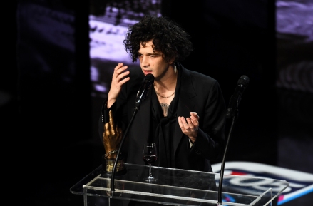 VO5 NME Awards 2017 — Лондон.  Мэтью Хили из The 1975 получает награду за лучшую живую группу во время церемонии вручения наград VO5 NME Awards 2017, проводимой в O2 Brixton Academy в Лондоне.  Дата фото: среда, 15 февраля 2017 г. См. PA Story SHOWBIZ NME.  Кредит на фотографии следует читать: Мэтт Кроссик / PA Wire URN: 30133598