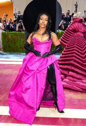 НЬЮ-ЙОРК, НЬЮ-ЙОРК - 02 мая: SZA приняла участие в гала-концерте Met Gala 2022, посвященном празднованию "В Америке: антология моды" в Метрополитен-музее 2 мая 2022 года в Нью-Йорке.  Гала-концерт Met Gala 2022, посвященный «В Америке: антология моды», Нью-Йорк, США, 2 мая 2022 г.