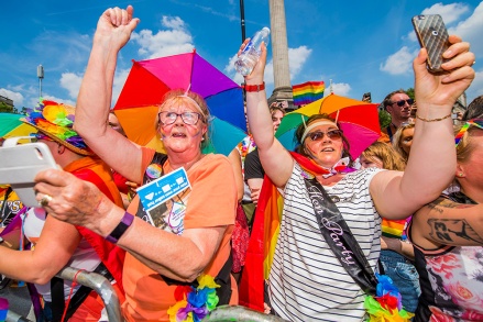 Марш прибывает на Трафальгарскую площадь - парад London Pride и мероприятие на Трафальгарской площади.  Pride in London Parade - 07 июля 2018 г.