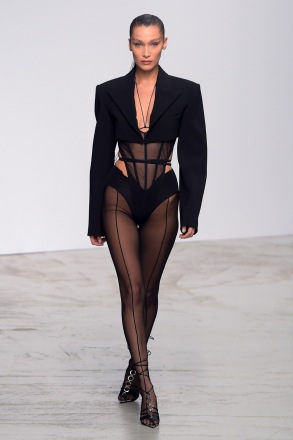 Белла Хадид на подиуме Mugler Show, Runway, весна-лето 2020, Неделя моды в Париже, Франция - 25 сентября 2019 г.