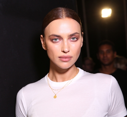 Ирина Шейк за кулисами показа Max Mara, Backstage, весна-лето 2019, Неделя моды в Милане, Италия - 20 сентября 2018 г.