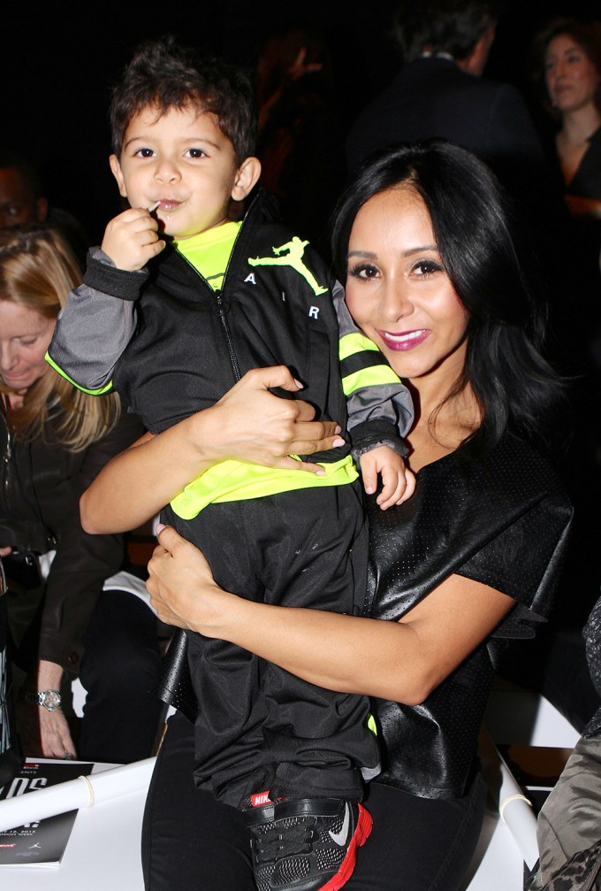 Snooki Holding Lorenzo на модном мероприятии 2015 года