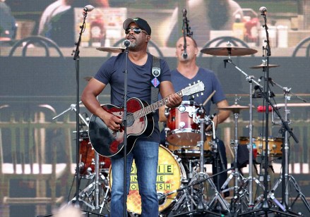 Дариус Ракер с Hootie & the Blowfish выступают во время Jason Aldean: High Noon Neon Tour 2018 в SunTrust Park, в АтлантеДжейсон Алдин: High Noon Neon Tour 2018 - Атланта, США - 21 июля 2018 г.