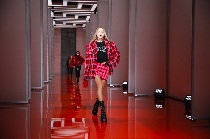 Лила Мосс на подиуме Versace