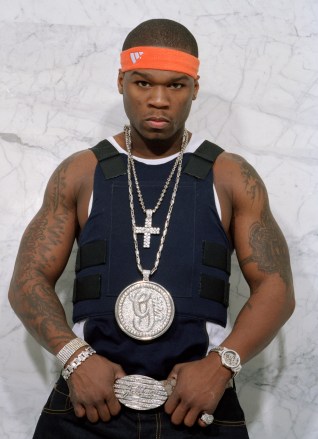 50 CENT Рэпер 50 Cent жестикулирует в Нью-Йорке.  Его дебютная пластинка "Разбогатей или умри, пытаясь'" было продано рекордное количество копий — 872 000 всего за четыре дня. WKD 50 CENT, НЬЮ-ЙОРК, США