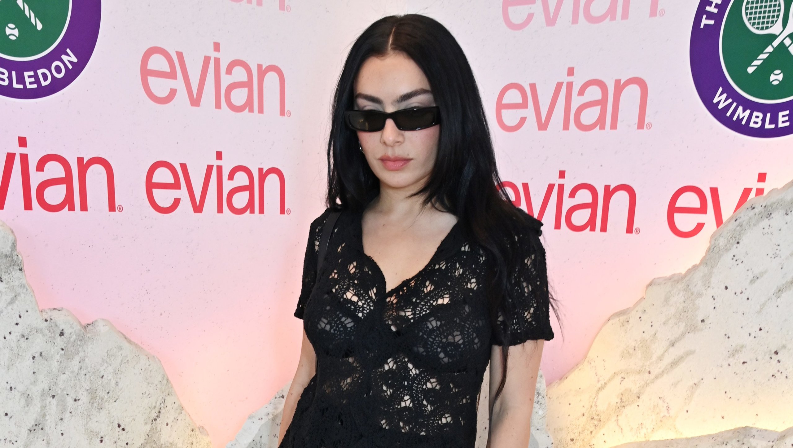 Charli XCX отметил 32-летие звездным днем ​​рождения