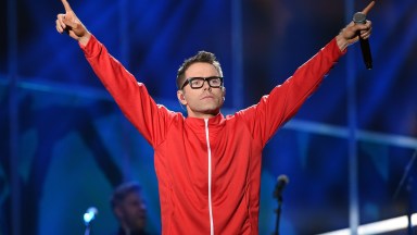 Bobby Bones и Raging Idiots выступают на сцене во время фестиваля iHeartCountry 2017