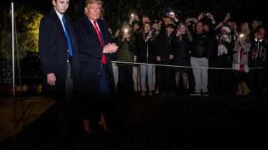 ВАШИНГТОН, округ Колумбия - 20 ДЕКАБРЯ: Президент Дональд Трамп покидает Белый дом перед отъездом на Объединенную базу Эндрюс 20 декабря 2019 года в Вашингтоне, округ Колумбия. Президент Трамп подпишет S.1790, "Закон о национальной обороне на 2020 финансовый год" в JBA перед поездкой в ​​Уэст-Палм-Бич, Флорида. На фото также сын президента Трампа, Баррон Трамп. (Фото Зака ​​Гибсона/Getty Images)