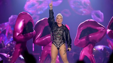 СЕНТ-ЛУИС, МИССУРИ - 10 АВГУСТА: P!NK выступает на сцене во время Летнего карнавала P!NK 2024 - St. Louis в The Dome at America's Center 10 августа 2024 года в Сент-Луисе, штат Миссури. (Фото Тео Варго/Getty Images для Live Nation)