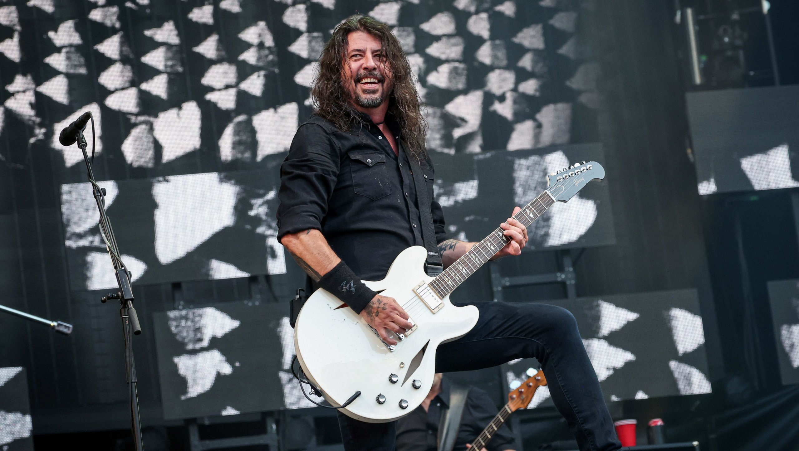 Дэйв Грол из Foo Fighters рассказал о рождении ребенка вне брака, который длился 21 год